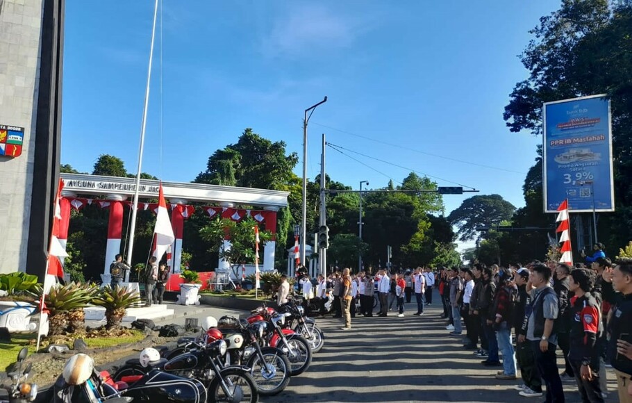 Pengibaran bendera merah putih di Tugu Kujang, Jalan Pajajaran, Kota Bogor dalam rangka memperingati HUT ke-77 RI, Senin 8 Agustus 2022.