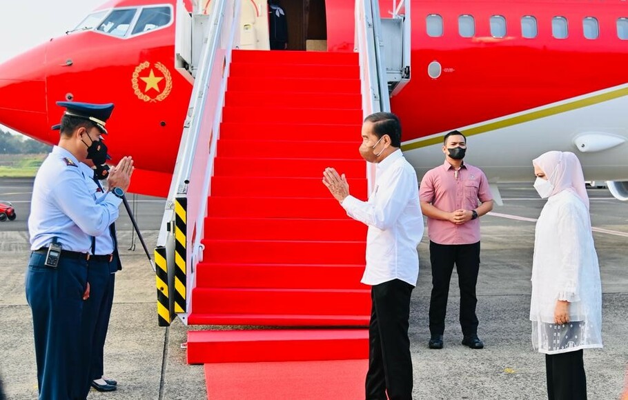 Presiden Jokowi dan Ibu Negara Iriana Jokowi bersiap naik pesawat untuk melakukan kunjungan kerja ke Provinsi Kalimantan Barat, Selasa, 9 Agustus 2022