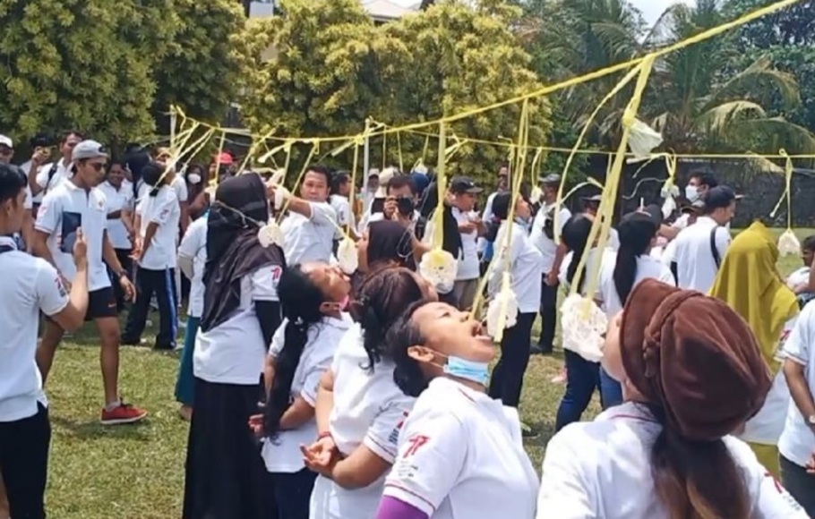 Warga Indonesia di Sri Lanka mengikuti lomba makan kerupuk dalam acara perayaan dan peringatan HUT Kemerdekaan RI ke-77 yang diselenggarakan KBRI Kolombo di Sri Lanka.