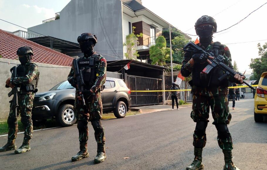 Brimob bersenjata lengkap mendatangi rumah Irjen Ferdy Sambo di Duren Tiga, Jakarta Selatan, Selasa 9 Agustus 2022.