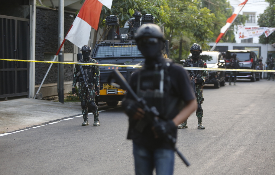 Personel Brimob dengan membawa senjata lengkap mendatangi rumah pribadi Ferdy Sambo di Jalan Saguling III, Duren Tiga, Jakarta Selatan, Selasa, 9 Agustus 2022.