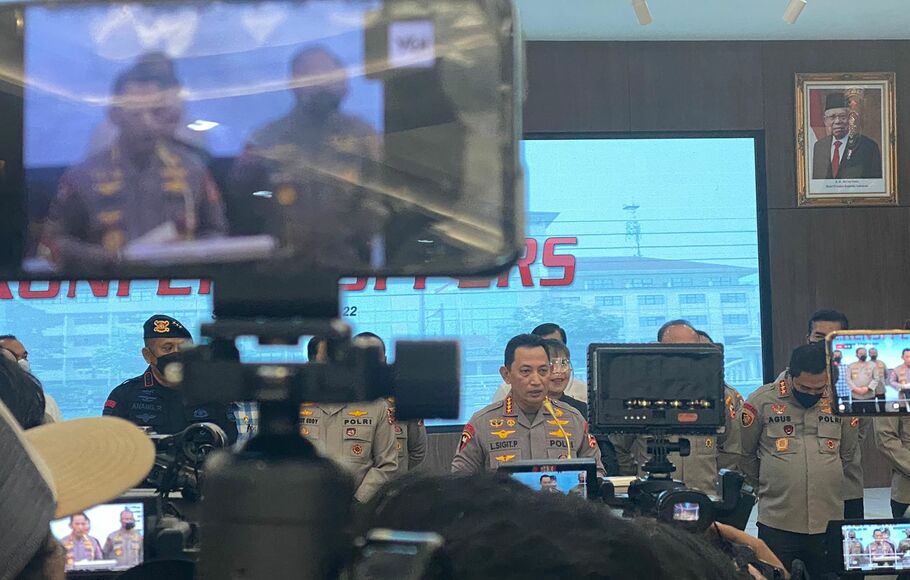 Kapolri Jenderal Listyo Sigit Prabowo saat memberi keterangan pers di Mabes Polri, Jakarta, Selasa, 9 Agustus 2022.