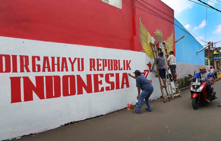 Warga menyelesaikan pembuatan mural yang bertema peringatan Hari Kemerdekaan Republik Indonesia di Ciputat, Tangerang Selatan, Banten, Selasa, 9 Agustus 2022. Pembuatan mural yang dananya berasal dari swadaya warga, dibuat dalam rangka memperingati HUT ke-77 Kemerdekaan Republik Indonesia.