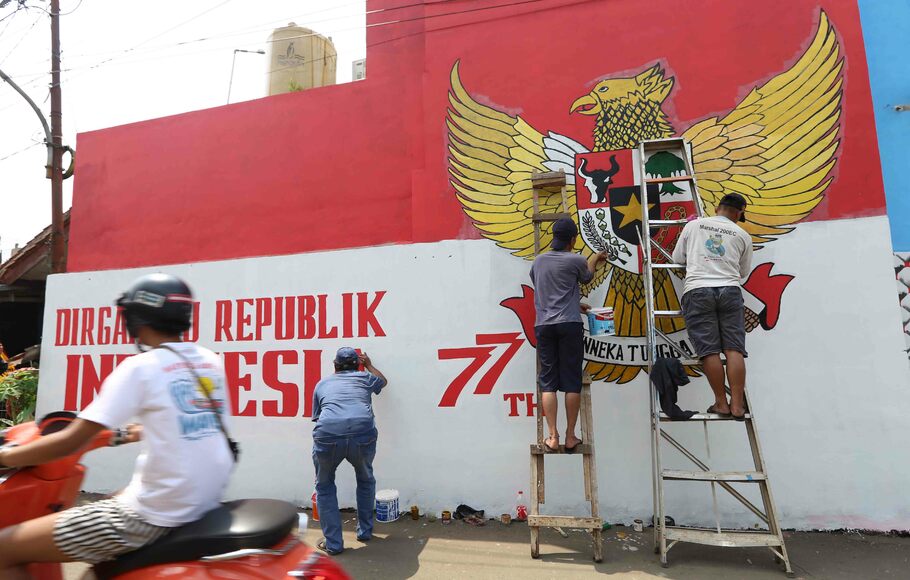 Warga menyelesaikan pembuatan mural yang bertema peringatan Hari Kemerdekaan Republik Indonesia di Ciputat, Tangerang Selatan, Banten, Selasa, 9 Agustus 2022. Pembuatan mural yang dananya berasal dari swadaya warga, dibuat dalam rangka memperingati HUT ke-77 Kemerdekaan Republik Indonesia.