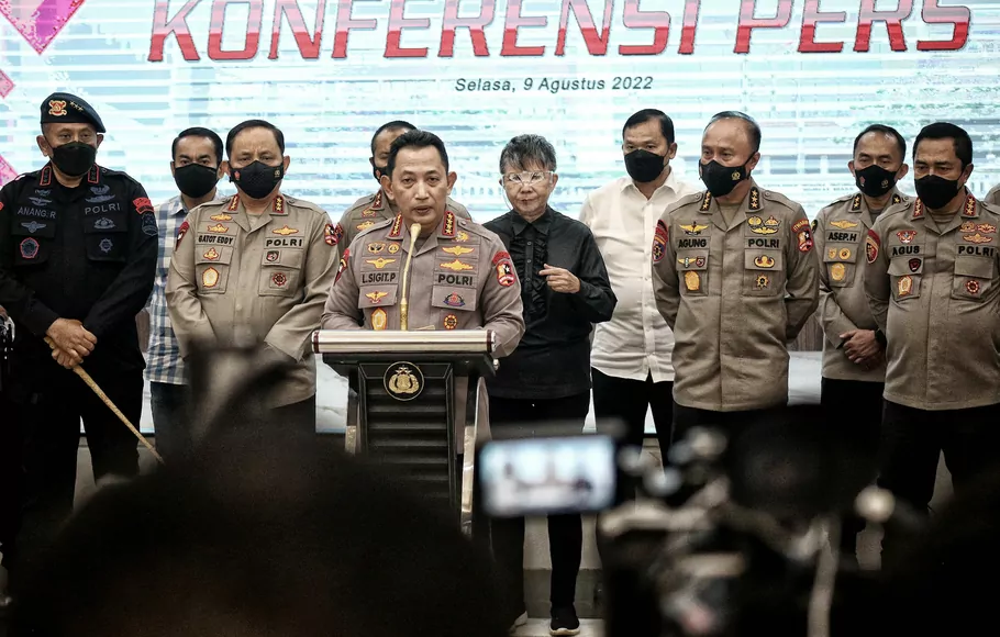 Kapolri Jenderal Listyo Sigit Prabowo (tiga kiri), bersama sejumlah pejabat tinggi Mabes Polri dalam konfrensi pers mengenai perkembangan penyidikan kasus kematian Brigadir Yosua Hutabarat , di ruang Rupatama Mabes Polri, Jakarta Selatan, Selasa 9 Agustus 2022.
