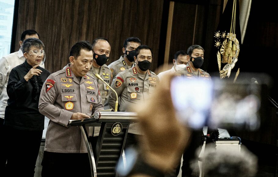 Kapolri Jenderal Listyo Sigit Prabowo (dua kiri), bersama sejumlah pejabat tinggi Mabes Polri dalam konfrensi pers mengenai perkembangan penyidikan kasus kematian Brigadir Yosua Hutabarat , di ruang Rupatama Mabes Polri, Jakarta Selatan, Selasa 9 Agustus 2022.