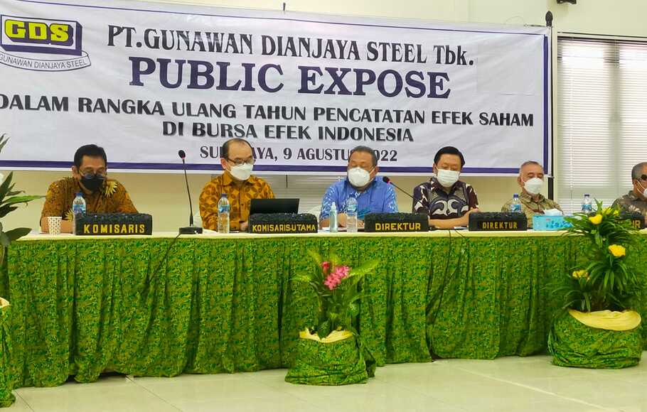 Jajaran komisaris dan direksi PT Gunawan Dianjaya Steel Tbk saat paparan publik di Surabaya, 9 Agustus 2022.