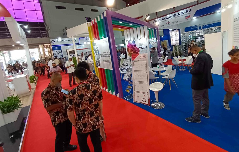 Pengunjung melihat produk pendukung industri tekstil di pameran Indo Intertex-Inatex 2022, di Jakarta, Rabu, 10 Agustus 2022. Pameran ke 18 ini akan berlangsung dari tanggal 10 hingga 13 Agustus mendatang dengan menghadirkan lebih dari 130 peserta yang berasal dari 16 negara di Asia dan Eropa.