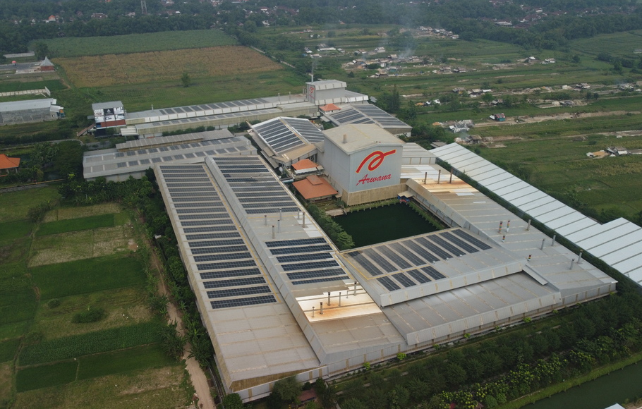 PT Arwana Citramulia Tbk (Arwana Ceramics), sebagai emiten pabrik keramik dan porselen di Indonesia mulai beralih menggunakan tenaga surya (PLTS Atap) untuk kegiatan operasional di pabrik yang berlokasi di Kabupaten Mojokerto, Jawa Timur.