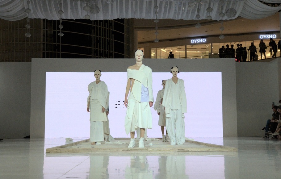 Salah satu karya desainer yang ditampilkan pada OPPO Bazaar Fashion Festival.