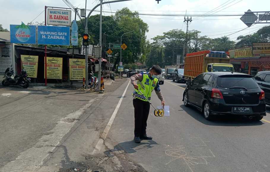 Anggota polisi melakukan olah kejadian di lokasi kecelakaan beruntun di Jalan Raya Puncak, Bogor, Rabu, 10 Agustus 2022.