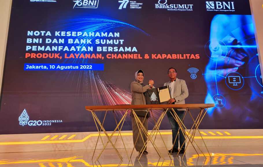 Wakil Direktur Utama BNI Adi Sulistyowati (kiri) dan Direktur Utama Bank Sumut Rahmat Fadillah Pohan (kanan) usai menandatangani Nota Kesepahaman (MoU) tentang Program Orange Synergy di Menara BNI Pejompongan Jakarta, 10 Agustus 2022.