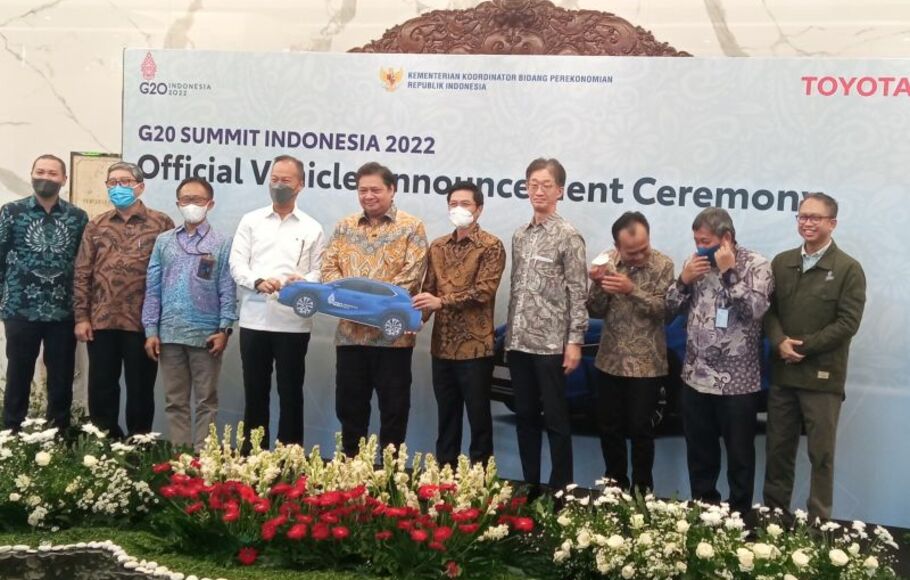 Menteri Koordinator Bidang Perekonomian Airlangga Hartarto bersama jajaran dalam konferensi pers Official Vehicle Announcement Ceremony bersama Toyota Astra Motor di Jakarta, 10 Agustus 2022.