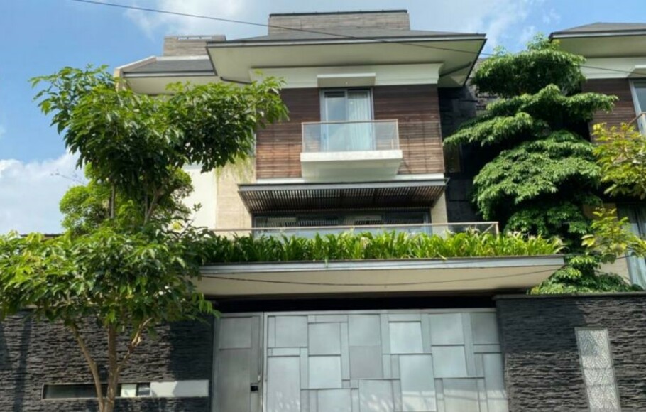 Potret tampak depan rumah pribadi Ferdy Sambo yang terlihat sepi, Jakarta, Rabu 10 Agustus 2022. 