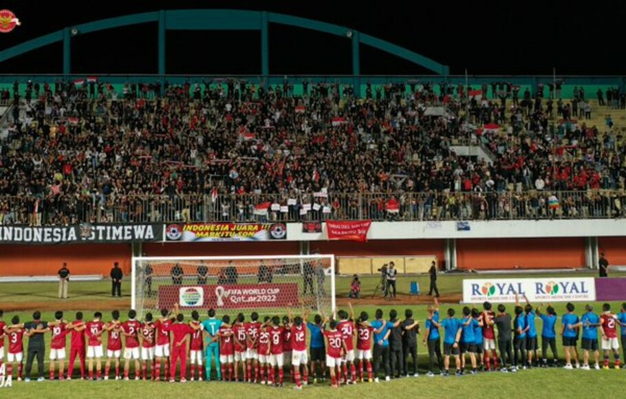 Pemain dan ofisial Timnas U-16 Indonesia memberikan aplaus kepada penonton.