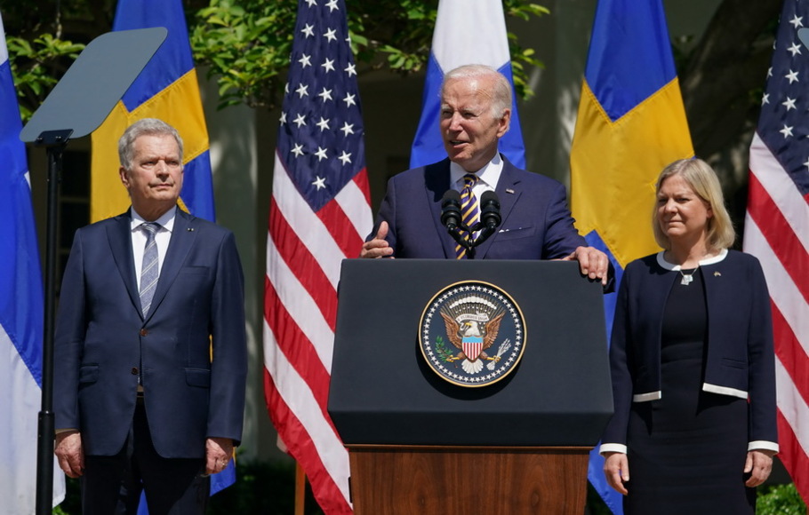 Presiden AS Joe Biden, diapit oleh Perdana Menteri Swedia Magdalena Andersson dan Presiden Finlandia Sauli Niinistö, berbicara di Rose Garden setelah pertemuan di Gedung Putih di Washington, DC., AS pada 19 Mei 2022.