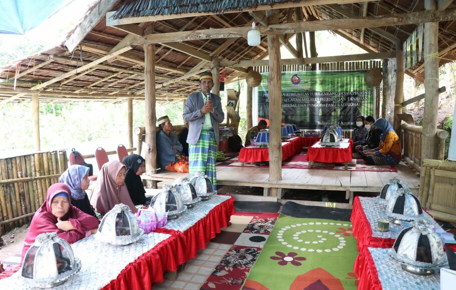 Dalam upaya melestarikan tanaman obat herbal dan pengobatan tradisional, Kemendikbudristek menggandeng komunitas adat Turilenrang.