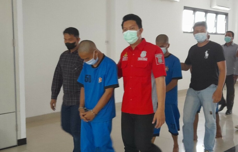 Sejumlah tersangka pembunuhan Ahmad Nurcholys, Bendahara KONI Kayong Utara, Kalimantan Barat, dikawal petugas di Mapolres Bogor, 11 Agustus 2022.