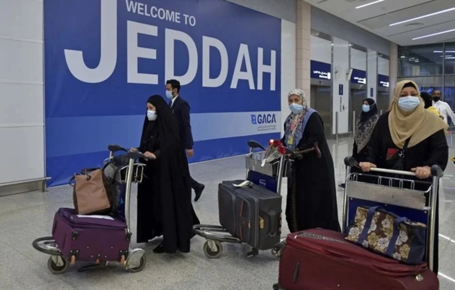 Para jemaah tiba di Bandara Internasional King Abdulaziz karena Arab Saudi mengizinkan orang asing yang divaksinasi Covid untuk melakukan umrah di luar musim.