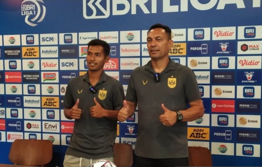 Pelatih PSIS Semarang, Sergio Alexandre (kanan) dan Andreas Ado.