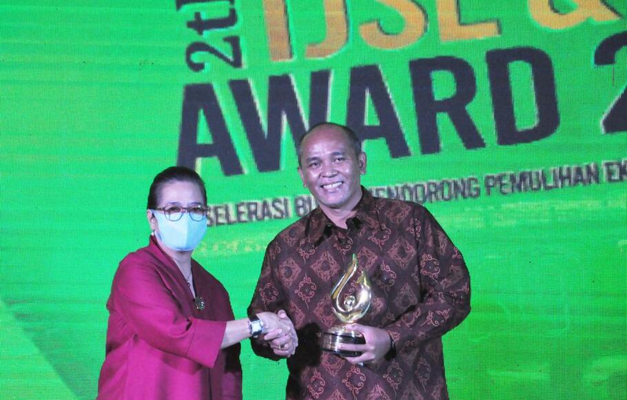 PT Indra Karya (Persero) kembali meraih dua penghargaan pada kategori Pilar Ekonomi Terbaik Bintang 4 dan Pilar Sosial Terbaik Bintang 4 dalam ajang Tanggung Jawab Sosial dan Lingkungan (TJSL) dan CSR Awards 2022 oleh BUMN Track melalui Program Ekonomi Kreatif Masyarakat Pesisir (PRO-AKSI).
