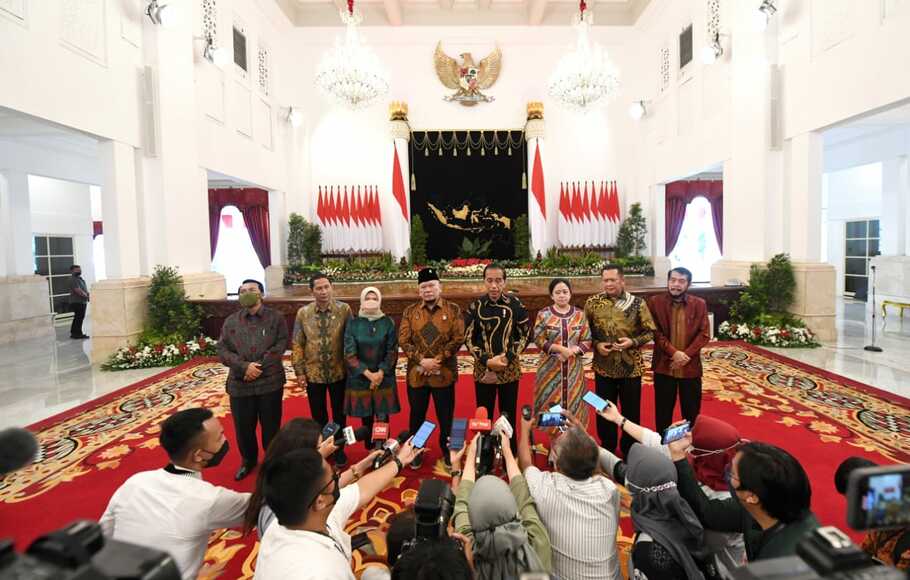 Presiden Joko Widodo menggelar pertemuan dengan para pimpinan lembaga tinggi negara di Istana Negara, Kompleks Istana Kepresidenan Jakarta, Jumat, 12 Agustus 2022.