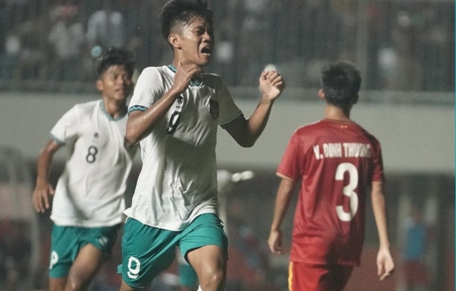 Pemain Timnas U-16 Indonesia, Kafiatur Rizky, saat merayakan gol ke gawang Vietnam.