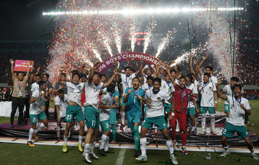 Pemain Timnas U-16 Indonesia merayakan kemenangan seusai mengalahkan Vietnam saat laga final Piala AFF U-16 2022 di Stadion Maguwoharjo, Depok, Sleman, D.I Yogyakarta, Jumat, 12 Agustus 2022. Indonesia menjadi juara Piala AFF U-16 setelah mengalahkan Vietnam, 1-0.