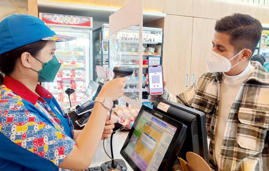 Pelanggan melakukan transaksi pembelian dengan menunjukkan kode QRIS BNI Mobile Banking di Gerai Indomaret PIK.