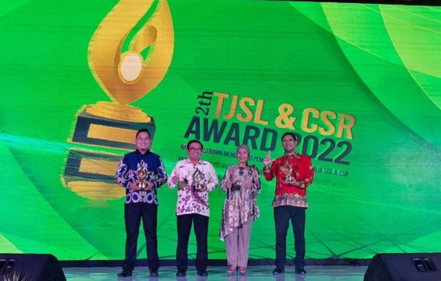 Direktur Utama Petrokimia Gresik, Dwi Satriyo Annurogo menerima penghargaan “TJSL & CSR Award 2022” yang diselenggarakan Majalah BUMN Track bersama Indonesia Shared Value Institute (ISVI), berupa “Bintang 5” untuk tiga pilar utama, yaitu Ekonomi, Sosial dan Lingkungan, di Jakarta, Kamis 11 Agustus 2022.