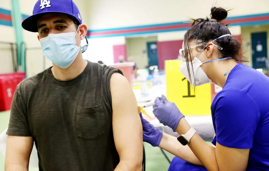 Perawat Yustina Mikhael (kanan) memberikan dosis vaksin cacar monyet Jynneos kepada seseorang di lokasi vaksinasi L.A. County di Los Angeles Timur di Los Angeles, California, AS pada Rabu 10 Agustus 2022.