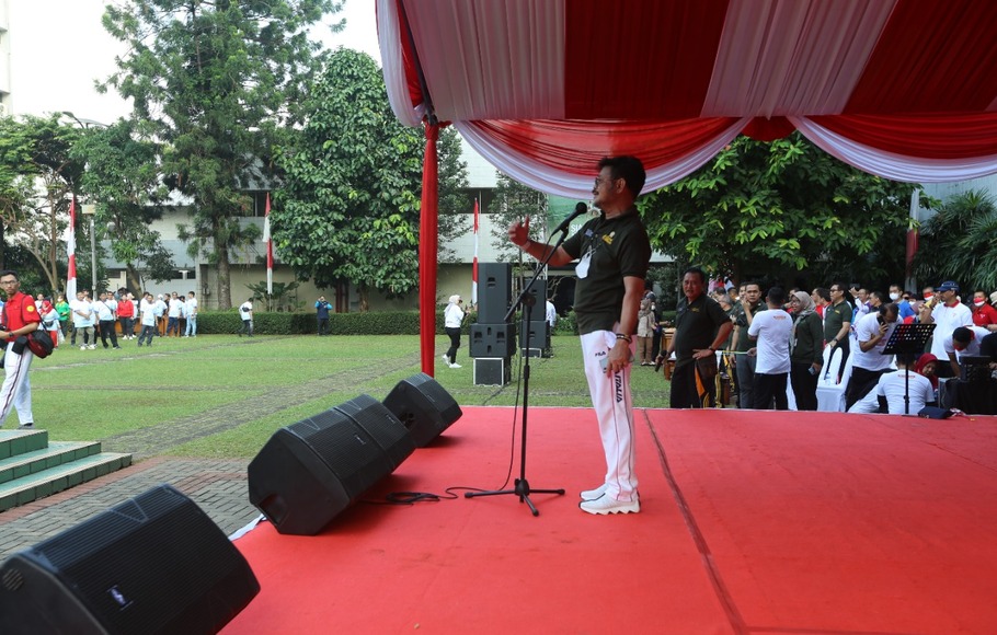 Mentan Syahrul Yasin Limpo di kegiatan senam bersama dalam rangka memperingati HUT Kemerdekaan RI ke-77 di Kantor Pusat Kementan, Jumat, 12 Agustus 2022.