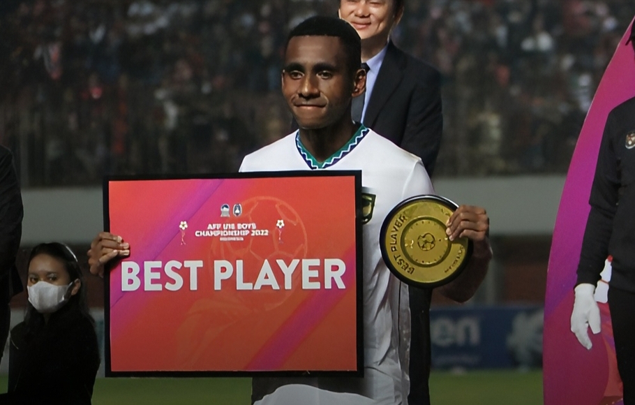 Kapten Timnas Indonesia U-16 Muhammad Iqbal Gwijangge mendapat predikat pemain terbaik.