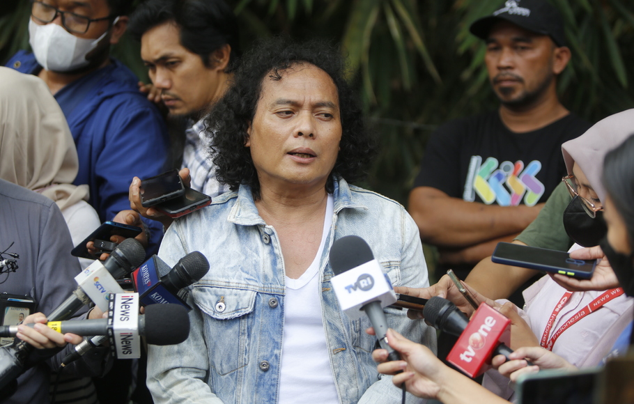 Pengacara Deolipa Yumara saat memberikan keterangan berkaitan dengan pencopotannya sebagai kuasa hukum Eliezer di Depok, Jawa Barat, Sabtu, 13 Agustus 2022.