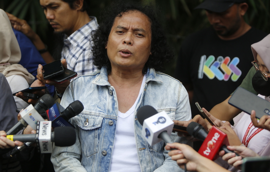 Pengacara Deolipa Yumara saat memberikan keterangan berkaitan dengan pencopotannya sebagai kuasa hukum Eliezer di Depok, Jawa Barat, Sabtu, 13 Agustus 2022.