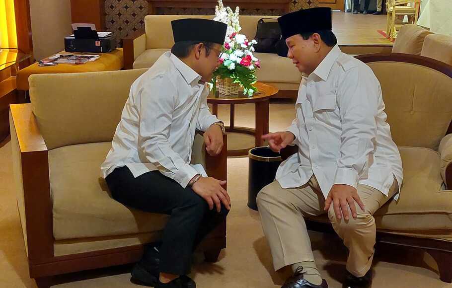 Ketua Umum PKB Muhaimin Iskandar (kiri) sedang berbincang-bincang dengan Ketua Umum Partai Gerindra Prabowo Subianto dalam acara Rapimnas Gerindra di Sentul, Bogor, Jawa Barat, Sabtu, 13 Agustus 2022