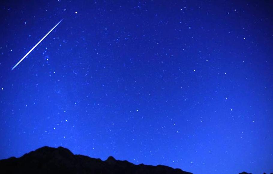 Sebuah meteor Geminid memasuki atmosfer bumi di Kota Beijing, China, Selasa 14 Desember 2021. 