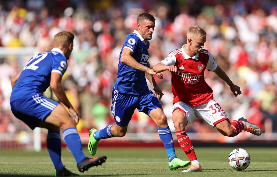 Bek Arsenal Oleksandr Zinchenko menguasai bola ketika melawna Leicester di Emirates, Sabtu, 13 Agustus 2022.