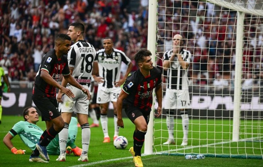 Gelandang AC Milan asal Spanyol Brahim Diaz melakukan selebrasi seusai mencetak gol dalam pertandingan Liga Italia lawan Udinese di San Siro, Milan, Italia, Sabtu 13 Agustus 2022. 
