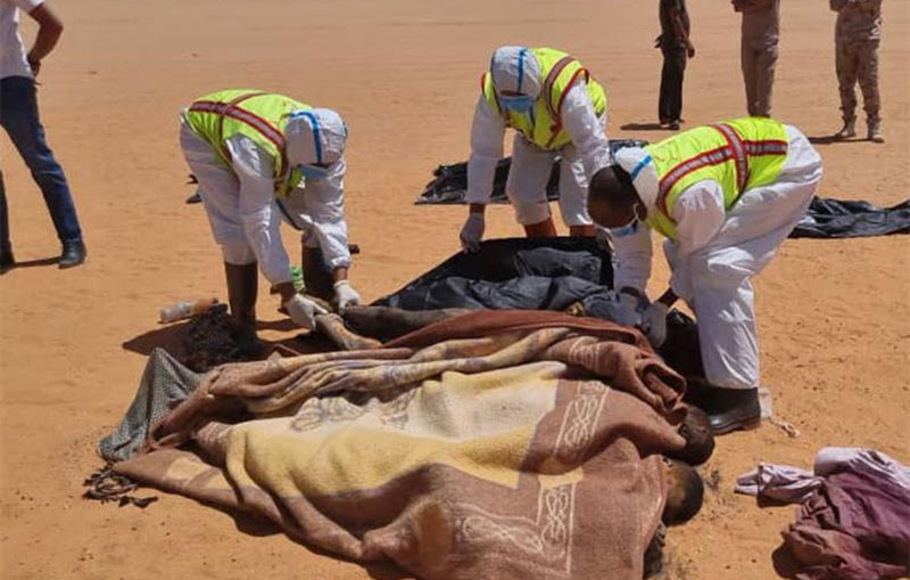 Para migran ditemukan setelah sekarat kehausan di kawasan gurun Sahara di Libya, pada 29 Juni 2022. 