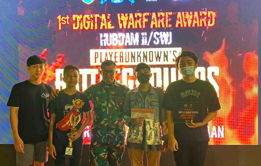 Sebanyak 100 peserta dari berbagai kalangan terutama para milenial Palembang terjun di area permainan PUBG mobile 1st Digital Warfare Award yang digelar di Eightynine Coffee, Palembang.