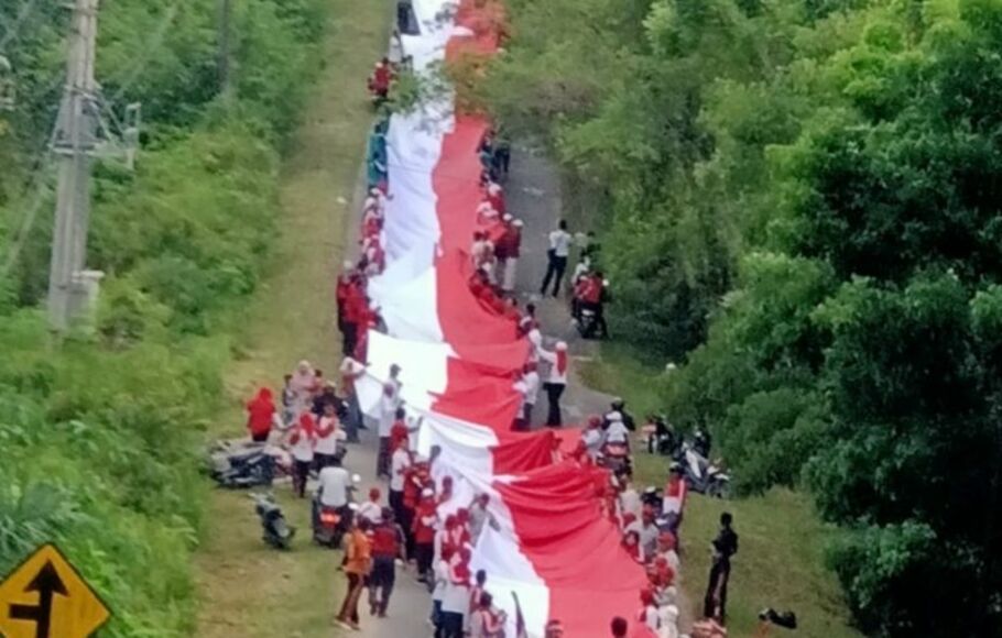 Pemerintah Kabupaten Muaro Bungo, Jambi berhasil memecahkan rekor dunia yang dicatat Museum Rekor Indonesia (Muri) melalui kirab Bendera Merah Putih sepanjang 2.500 meter dalam rangka memeriahkan HUT ke-77 Republik Indonesia.