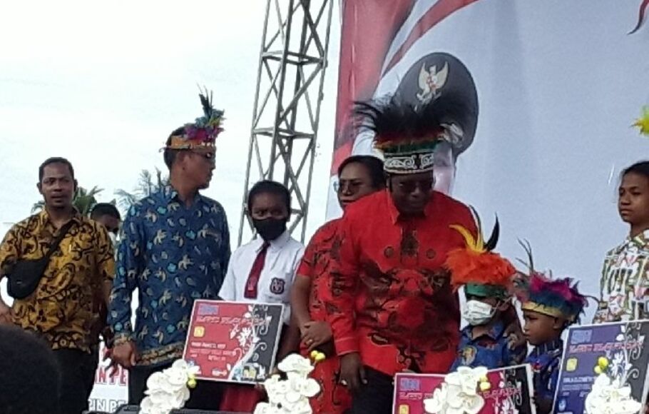 Bupati Biak Numfor, Provinsi Papua, Herry Ario Naap bersama Bunda PAUD Ruth Naomi Rumkabu, memberikan beasiswa Kartu Biak Pintar kepada sekitar 1.000 siswa orang asli Papua pada tahun 2022.  