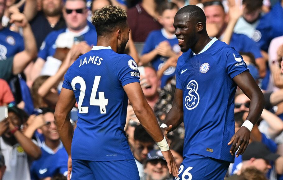 Bek Chelsea Kalidou Koulibaly (kanan) merayakan gol bersama Reece James (kiri) saat menghadapi Tottenham Hotspur di Stamford Bridge, London, 14 Agustus 2022. 