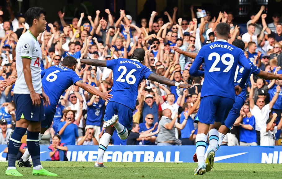 Bek Chelsea Kalidou Koulibaly (tengah) selebrasi setelah mencetak gol pembuka dalam pertandingan Liga Premier Inggris melawan Tottenham Hotspur di Stamford Bridge, London, Minggu, 14 Agustus 2022.