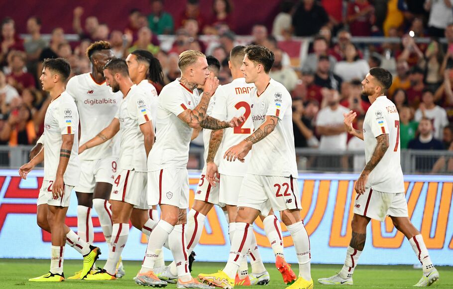 Para pemain AS Roma merayakan gol.