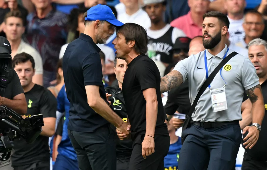 Manajer Tottenham Hotspur, Antonio Conte (kanan), terlibat pertengkaran dengan pelatih Chelsea, Thomas Tuchel.