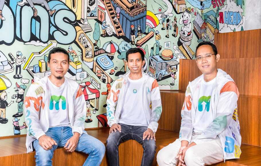 dari kiri ke kanan: 3 pendiri aplikasi wirausaha Majoo (Bayu Indriarko (VP Engineering), Adi Wahyu Rahadi (Founder dan CEO), Audia Rizal Harahap (Cofounder dan COO) dalam peresmian kantor start up aplikasi wirausaha Majoo di Malang, dalam misi Perkuat UMKM dan Komunitas Digital di Malang dan Jawa Timur.
