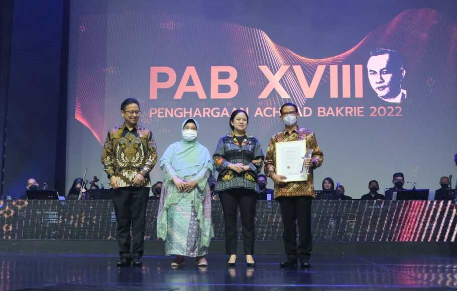 Ketua DPR Puan Maharani serahkan award kepada pemenang Penghargaan Achmad Bakrie (PAB) XVIII 2022 di Djakarta Theatre, Jakarta, Minggu, 14 Agustus 2022.