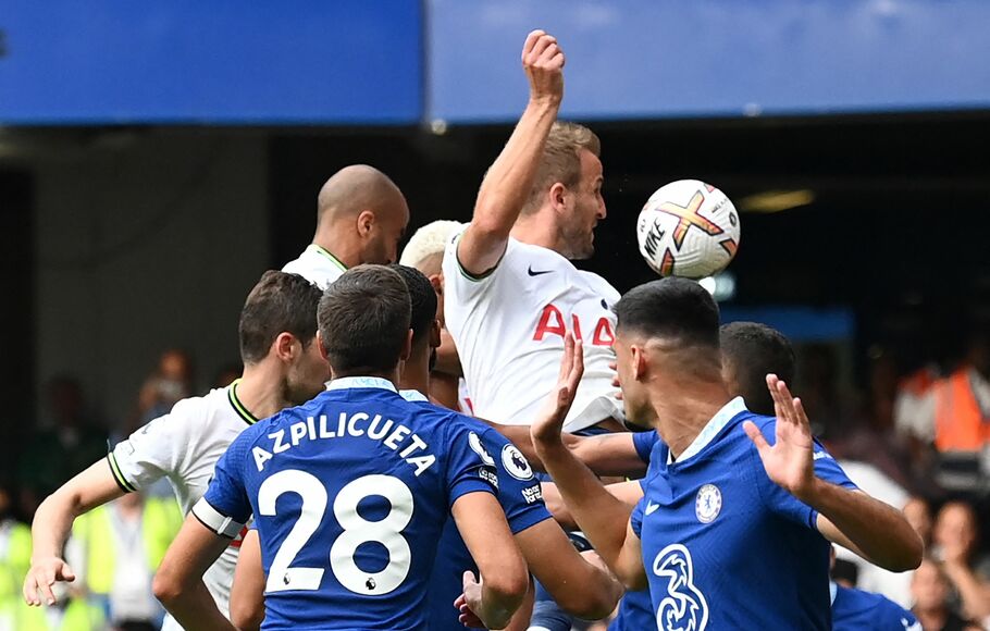 Striker Tottenham Hotspur Harry Kane (tengah) menyundul bola yang kemudian menghasilkan gol penyama kedudukan menjadi 2-2 saat menghadapi Chelsea, Minggu, 14 Agustus 2022.